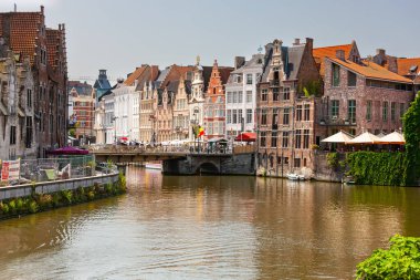 Ghent, Belçika - 10 Temmuz 2010 Laie nehir kenarı. Grasbrug 'dan geçen turistlerle Leie Nehri kavşağı (köprü)).