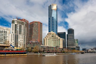 Melbourne, Avustralya - 28 Eylül 2010: Melbourne City Southbank. Yarra Nehri 'nin güneyinde binalar, kafeler ve alışveriş merkezleri.