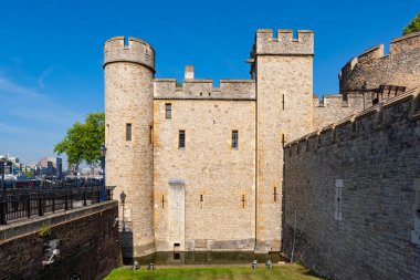 Londra, Birleşik Krallık - 5 Mayıs 2011: Londra Kulesi. Tarihi şato ve hapishanenin dış duvarları ve kuleleri.