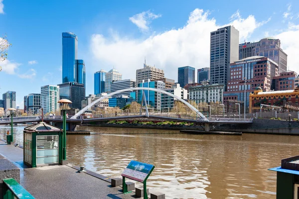 Melbourne, Avustralya - 28 Eylül 2010: Yarra River ve Melbourne kuzey bankası. Güney yakası yaya köprüsü kuzey ve güney kıyısına bağlanıyor..