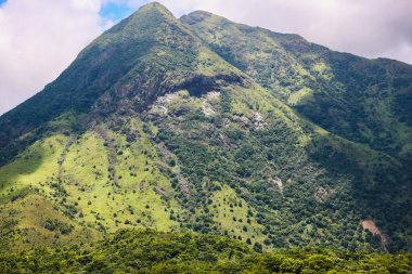 Lantau Tepesi, Lantau Adası 'nın en yüksek dağı, Hong Kong' un batı kıyısı açıklarında..