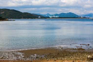Lantau Adası 'ndaki Discovery Bay, Hong Kong. Hong Kong Disneyland 'e kadar uzanan engin bir su sahası.