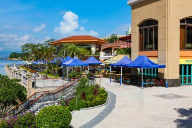 Discovery Bay, Hong Kong - 22 Temmuz 2009: Feribota binmeden önce veya sonra restoranlarda ve kafelerde akşam yemeği.