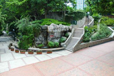 Hong Kong, Çin - 23 Temmuz 2009: Kowloon Park 'taki Kuşhane. Bahçe manzaralı uçurum, şelale ve bahçe kuş sergisinin girişinde..