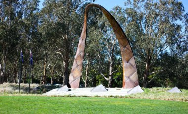 Canberra, Avustralya - 27 Ağustos 2009: Yeni Zelanda Anıtı. Keten sepetin tutacaklarının bronz bir temsili ve Avustralya ile Yeni Zelanda arasındaki işbirlikçi ilişki, 