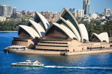 Sydney, Avustralya - 10 Eylül 2009 Sydney Liman Opera Binası. Danimarkalı mimar Jorn Utzon tarafından dizayn edilen opera, tiyatro, müzik ve dans için kent simgesi sahne sanatları merkezi.