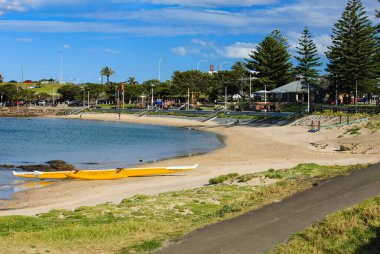 Wollongong, NSW, Avustralya - 15 Ekim 2009 Belmore Havzası 'nda Cove Beach. Sığ sulara erişimi olan yerel halk merkezi..