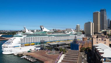 Sydney, Avustralya - 5 Mart 2016 - Royal Caribbean International yolcu gemisi Circular Rıhtımına yanaştı. Yolcu gemisi Oasis geliyor ve yolcuları alıyor..