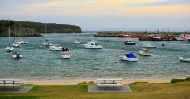 Ulladulla, NSW, Avustralya - 24 Aralık 2009: Ulladulla Limanı. Deniz alçaldığında sahil girişi olan bir tekne limanı..