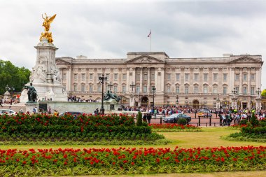 Londra, Birleşik Krallık - 29 Haziran 2010 Buckingham Sarayı. Kalabalık Buckingham Sarayı 'nın etrafındaki kapıya akın ediyor. Bir Kraliyet Ailesi üyesini görebilme umuduyla..