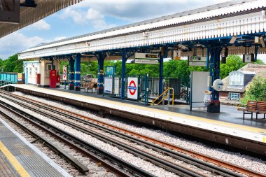 Londra, Birleşik Krallık - 29 Haziran 2010: Turnham Green tren istasyonu. Richmond 'a ya da Ealing Broadway' e giden tren istasyonu..