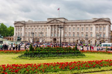 Londra, Birleşik Krallık - 29 Haziran 2010 Buckingham Sarayı. Kalabalık Buckingham Sarayı 'nın etrafındaki kapıya akın ediyor. Bir Kraliyet Ailesi üyesini görebilme umuduyla..