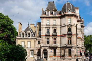 Londra, Birleşik Krallık - 30 Haziran 2010: Ebury Caddesi ve Grosvenor Gardens 'ın köşesindeki eski ev. Mavi plakette 