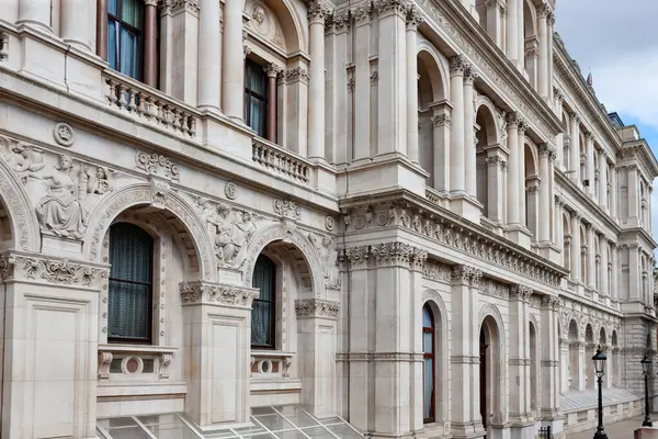 Londra, Birleşik Krallık - 30 Haziran 2010: Whitehall 'daki Hükümet Ofisleri (köşedeki Büyük George Caddesi). Londra 'nın merkezinde Edwardian mimarisi.