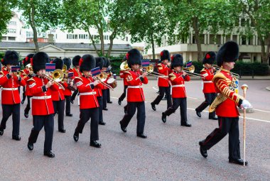 Londra, Birleşik Krallık - 30 Haziran 2010: Kraliçe Muhafızları bandosu Buckingham Sarayı 'na doğru yürüyor. 