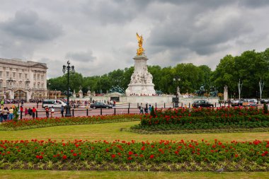 Londra, Birleşik Krallık - 30 Haziran 2010: Victoria Memorial at Buckingham Palace. Kalabalık Kraliçe Victoria 'nın anıtının etrafında kraliyet heykeli bekliyor..