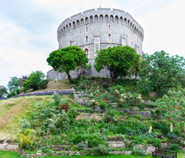 Windsor, Birleşik Krallık - 1 Temmuz 2010: Windsor Şatosu, Londra dışındaki Kraliyet konutu. Orta Koğuştaki Yuvarlak Kule, yapay bir tepenin üzerine inşa edilmiş..