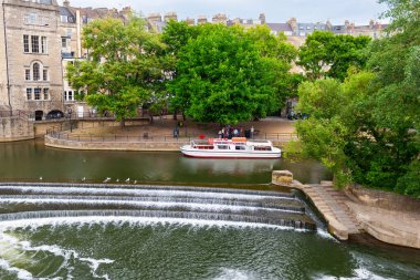 Bath Somerset, Birleşik Krallık 'taki Avon Nehri' nin doğu kıyısına halatla bağlanmış tekne.