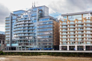 Londra, Birleşik Krallık - 2 Temmuz 2010: Riverside House ve Benbow House 'daki İtalyan ve Yunan Restoranları. Bankside, Güney Thames nehir kıyısında iki farklı bina..