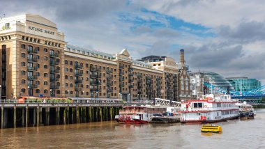 Londra, Birleşik Krallık - 2 Temmuz 2010: Butler 's Wharf ve Pier. Şu anda restoran, bar ve sosyal ortam olarak hizmet veren eski depolara erişim sağlamakla meşgul Thames Nehri limanı.