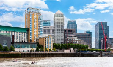 Londra, Birleşik Krallık - 2 Temmuz 2010: Canary Wharf ve Kanada Meydanı binaları. Thames Nehri 'nin kuzeyindeki Londra' nın finans bölgesi.. 