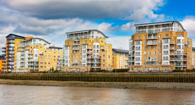 Kuzey kıyısı Thames Nehri 'ndeki apartmanlar, Köpekler Adası, Doğu Londra, Birleşik Krallık.