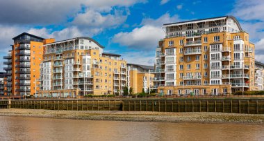Kuzey kıyısı Thames Nehri 'ndeki apartmanlar, Köpekler Adası, Doğu Londra, Birleşik Krallık.