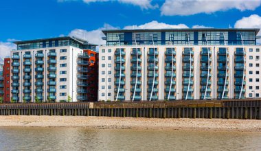 Newton Place, Isle of Dogs, Londra 'daki rıhtım siteleri, kuzey kıyısı Thames nehri üzerinde mavi balkonları olan daireler..