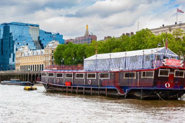 Londra, Birleşik Krallık - 2 Temmuz 2010: The Regalia - Kuzey kıyısı Thames Nehri üzerindeki Londra gemisi. Eski mavna Billingsgate binasına yakın bir bara dönüştü..
