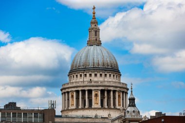 Bulutlu bölgede Saint Paul Katedrali, Londra, Birleşik Krallık. Sir Christopher Wren mimarisi bitişik binaların üzerinde yükseliyor.