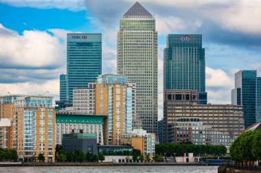 Londra, Birleşik Krallık - 2 Temmuz 2010: Canary Wharf ve Canada Square kuzey kıyısı Thames Nehri, doğu Londra. Londra 'nın merkez ticaret bölgesinin bir parçası, Londra' nın merkezinin yanında..