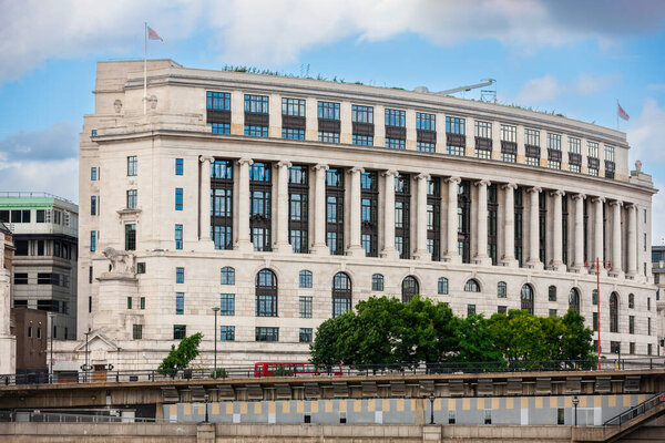 Лондон, Великобритания - 2 июля 2010 года: Дом Unilever на набережной Виктории. Глобальная штаб-квартира корпорации Unilever рядом с Blackfriars Pier и Bridge.