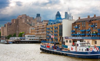 Londra, Birleşik Krallık - 2 Temmuz 2010: St. Katharine Rıhtımı yakınlarındaki Thames Nehri boyunca tekne bakım deposu. Kraliyet Donanması 'na yakıt ve yağlama hizmetleri sağlanıyor..