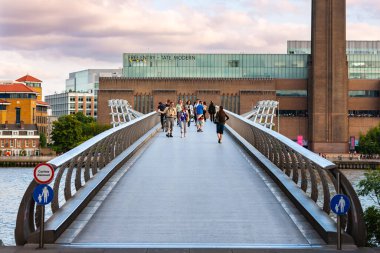 Londra, Birleşik Krallık - 2 Temmuz 2010: Millennium Köprüsü güneyden Tate Modern 'e geçiyor. Thames Nehri 'ni geçip St. Paul Katedrali' ne giden yayalar için çelik asma köprüsü..