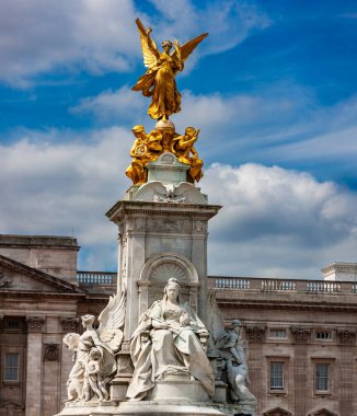Londra, Birleşik Krallık - 3 Temmuz 2010 Buckingham Sarayı önünde Victoria Memorial. Kraliçe Victoria 'nın anısına, otururken, tahtta otururken, yaldızlı bronz heykelciklerle süslenmiş..