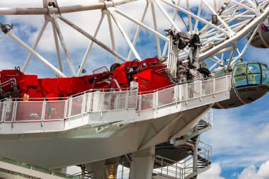 Londra, Birleşik Krallık - 3 Temmuz 2010: London Eye 'ın çalışmaları. Milenyum Çarkını döndürmek için motor ve mekanizma.