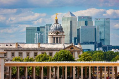 Londra, İngiltere - 3 Temmuz 2010: Greenwich 'in karşısındaki Kanada Meydanı. Güney kıyısı Thames Nehri 'ndeki binalar Canary Wharf' ın kuzey kıyısındaki finans kulelerine karşı..