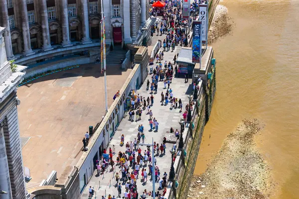 Stock image London, United Kingdom - July 3, 2010 : The Queen's Walk on south bank River Thames at low tide. Tourists enjoying the sunshine on paved public walkway in front of County Hall.