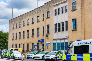 Bath, İngiltere - 4 Temmuz 2010: Bath Polis Merkezi. Avon ve Somerset Polis Teşkilatı 'nın yerel bürosunun önüne park etmiş polis araçları..
