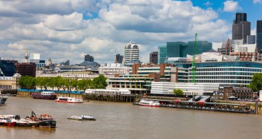 Londra, Birleşik Krallık - 5 Temmuz 2010: Thames Nehri Tower Bridge 'in batısında bakım ve tur tekneleri ile. Tower Millennium Rıhtımı civarındaki teknelerin kuzey kıyısında inşaatı var..