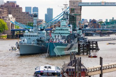 Londra, Birleşik Krallık - 5 Temmuz 2010: HMS Richmond ve Thames Nehri 'ndeki HMS Belfast. Kraliyet Donanması 'nın fırkateyni ve İkinci Dünya Savaşı hafif kruvazör gemileri..