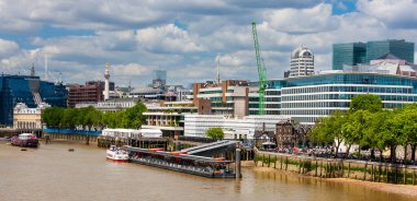 Londra, Birleşik Krallık - 5 Temmuz 2010: Thames Nehri Tower Bridge 'in batısındaki kuzey kıyısı. Kule Milenyum İskelesi 'nin inşaatı şehrin etrafında yapılıyor..