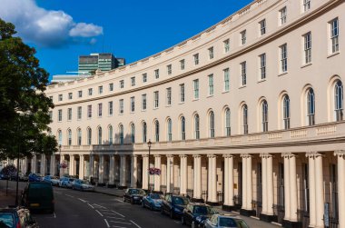 Park Crescent, Regents Park 'ın karşısında. Londra, Birleşik Krallık. Lüks apartman kompleksi olan kıvrımlı cadde.