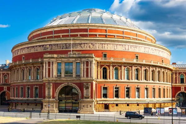 Londra, İngiltere - 5 Temmuz 2010: Royal Albert Hall. Güney Kensington 'daki konser salonu, adını Kraliçe Victoria' nın kocası, Prens Eş Albert 'ten alıyor..