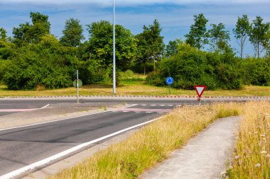 Ypres, Belçika 'nın doğusundaki Hellfire Corner' da trafik kavşağı. Birinci Dünya Savaşı sırasında, önemli bir nakliye merkezi, ama sürekli Alman gözlemine ve silahlarının menziline maruz kaldı..
