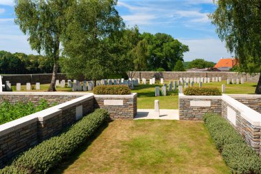 Polygon Orman Mezarlığı, Zonnebeke köyü yakınında, Belçika 'nın cüzzamlı kasabası Ypres' in doğusunda. Cumhuriyet Savaş Mezarlığı Komisyonu Birinci Dünya Savaşı 'nın ölüleri için mezar yeri.