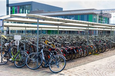 Bruges, Belçika - 11 Temmuz 2010 Brugge tren istasyonunun önüne parketmiş bisikletler. Bisikletleri tren istasyonuna bisikletle giden yolcuların konaklayacağı bir yer..