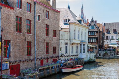 Bruges, Belçika - 11 Temmuz 2010: Dijver nehir kenarı. Dijver Riverside 'da feribot servisi, konaklama ve yemek.