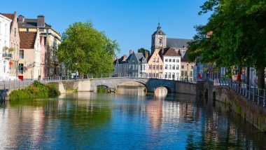 Langerei Kanalı 'ndan geçen taş köprü Brugge, Bruges, Belçika' nın içinden geçen sessiz bir nehir..