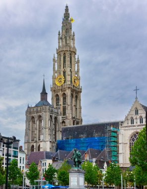 Antwerp, Belçika - 12 Temmuz 2010: Katolik Kilisesi 'nin Katedrali' nin iki batı kulesi. Groenplaats 'ta (kare) Flaman sanatçı Peter Paul Rubens' in bir heykeli bulunmaktadır..